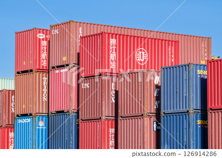 貨櫃堆場堆放著各種顏色的貨櫃 126914286