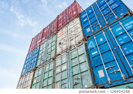 貨櫃堆場堆放著各種顏色的貨櫃 126914288