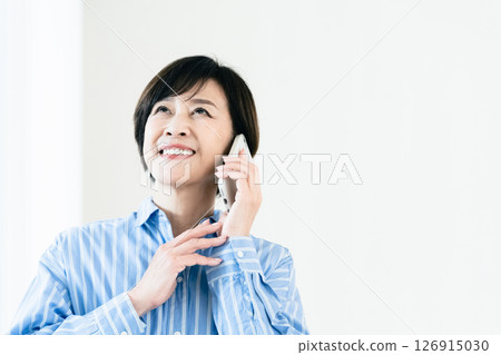 Middle female to talk on smartphone 126915030
