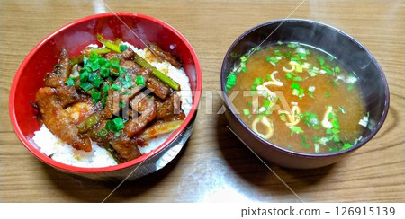 烤肉蓋飯和味噌湯套餐 126915139