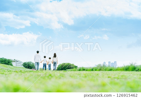 一家人漫步在藍天草地上 126915462