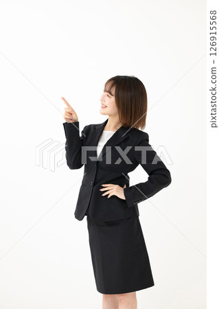 一名女子指著某物(側面) 一名女子指著某物(側面) 126915568
