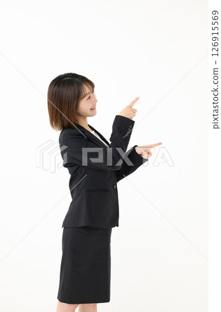 一名女子指著某物(側面) 一名女子指著某物(側面) 126915569