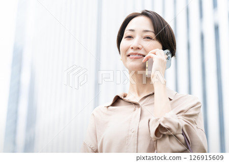 一名婦女在建築區打電話 一名婦女在建築區打電話 126915609
