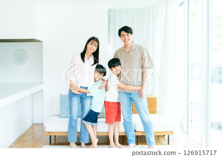 一家人並肩站在客廳裡 126915717