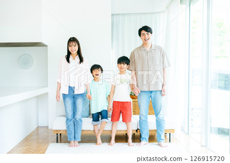 一家人並肩站在客廳裡 一家人並肩站在客廳裡 126915720