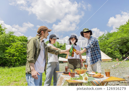 露營：男人和女人敬酒 126916279
