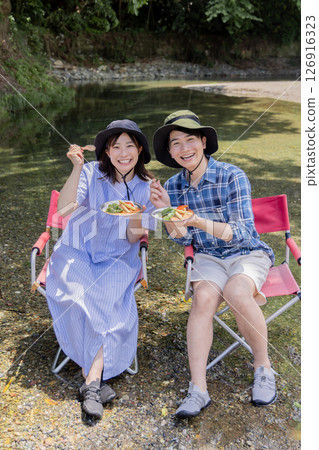 一對夫婦在營地吃咖哩飯 126916323