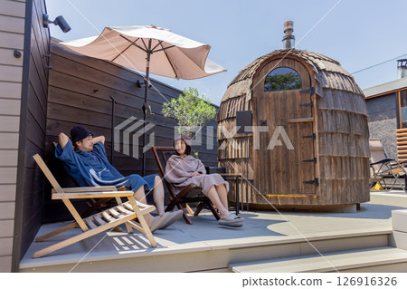 桑拿後想呼吸新鮮空氣的男士和女士 桑拿後想呼吸新鮮空氣的男士和女士 126916326