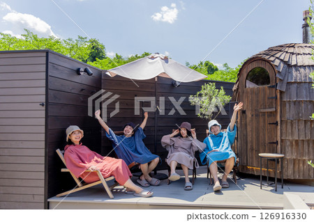 享受桑拿的男女 126916330