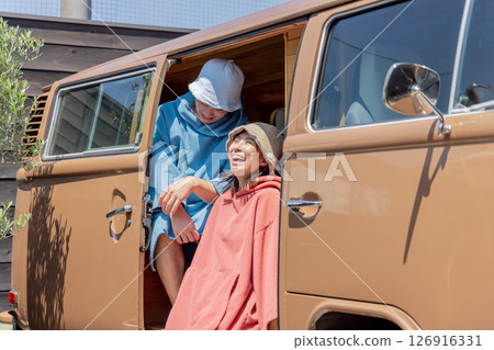 男女進入桑拿車 126916331