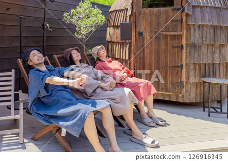 Men and women enjoying sauna 126916345