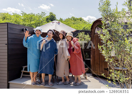 Men and women enjoying sauna 126916351