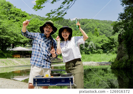 年輕人在河岸享受戶外活動 年輕人在河岸享受戶外活動 126916372