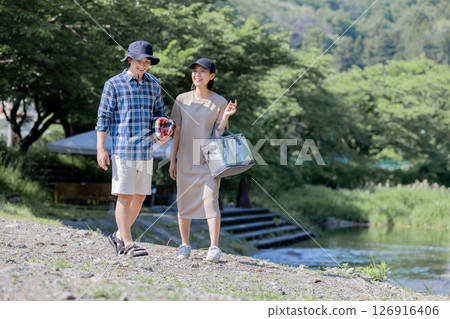 享受戶外活動的男女 126916406