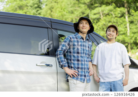 享受戶外活動的男士 126916426