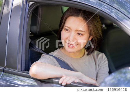 年輕女子駕駛 126916428