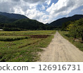里山道路和鄉村風光 126916731