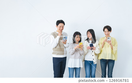 一個女孩的家人拿著智慧型手機微笑著思考 126916781