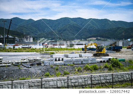 重建工地與綠色山脈 | 重型機械施工場景(東日本大地震) 重建工地與綠色山脈 | 重型機械施工場景(東日本大地震) 126917442