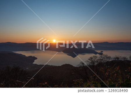 洞爺湖的朝陽染上了朝霞 洞爺湖的朝陽染上了朝霞 126918490