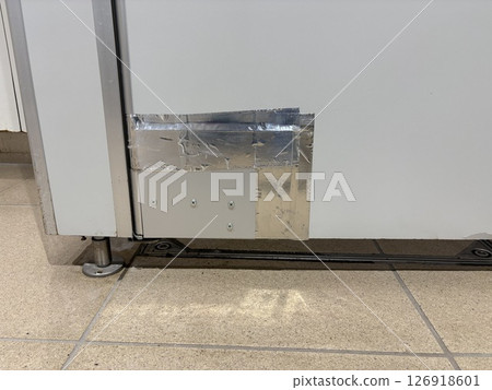 破損的門 126918601