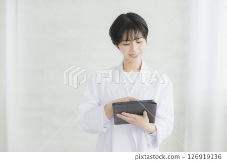 白色的一位小姐 白色的一位小姐 126919136