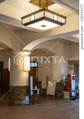 神戶市禦影公會堂（一樓大廳及拱形天花板）昭和初期的現代主義建築 126919257