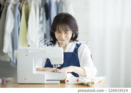 在家裡做裁縫的女人 在家裡做裁縫的女人 126919524