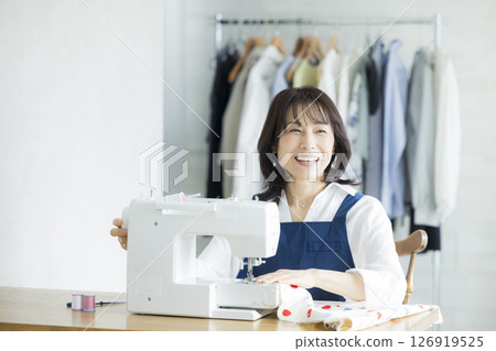在家裡做裁縫的女人 在家裡做裁縫的女人 126919525