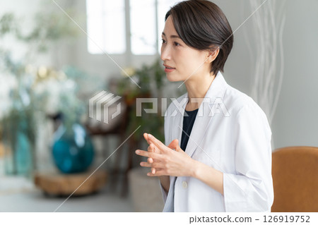 A female doctor who consults A female doctor who consults 126919752