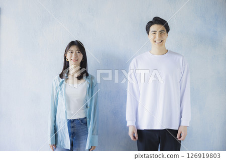 一個男人肩並肩站著 126919803