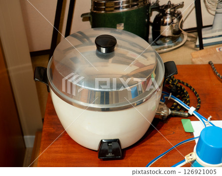 Old electric rice cooker, circa 1961 Old electric rice cooker, circa 1961 126921005