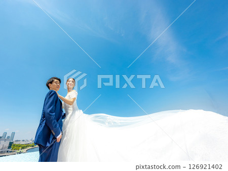 站在藍天下微笑的新娘和新郎 126921402