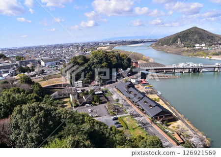 日本愛知縣犬山市：春天的犬山城，櫻花盛開。從國寶級天守閣頂層眺望。周圍的城市景觀和自然風光。 126921569