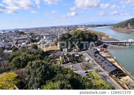 日本愛知縣犬山市：春天的犬山城，櫻花盛開。從國寶級天守閣頂層眺望。周圍的城市景觀和自然風光。 126921570