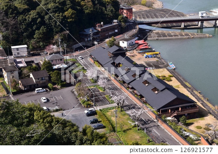 日本愛知縣犬山市：春天的犬山城，櫻花盛開。從國寶級天守閣頂層眺望。周圍的城市景觀和自然風光。 126921577