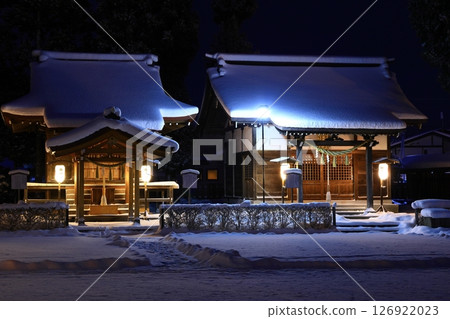 雪中點燈的諏訪神社 126922023