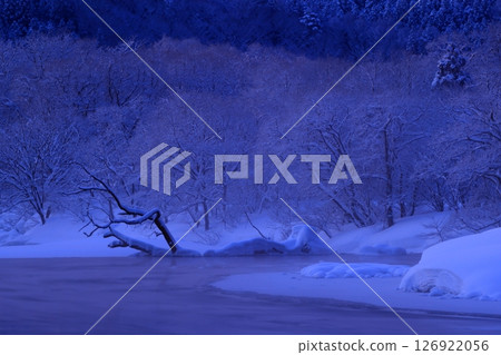 充滿河水薄霧的早晨 126922056