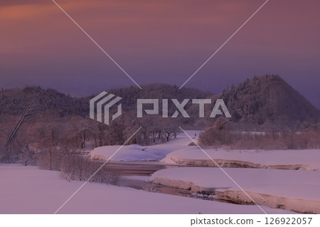 充滿河水薄霧的早晨 126922057