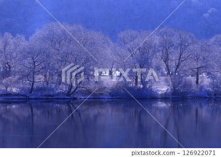 充滿河水薄霧的早晨 充滿河水薄霧的早晨 126922071