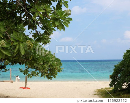 A couple enjoying winter at Aragusuku Beach (Miyakojima, Okinawa Prefecture) 126922552