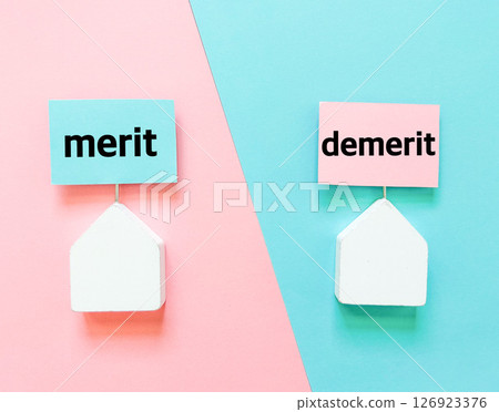 Miniature Houses: Pros and Cons 126923376