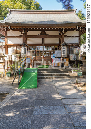 Higashimei Hachiman Shrine (Higashimei Hachiman-san) worship hall (God of protection from misfortune and good health and the fulfillment of wishes) Mikagezukacho, Higashinada Ward, Kobe City 126923417