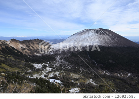 Winter climbing at Mt. Kuroboyama, Mt. Asama, Gunma Prefecture, Nagano Prefecture 126923583