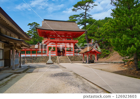 島根郡日禦碕神社:朱紅色的塔門 島根郡日禦碕神社:朱紅色的塔門 126923603