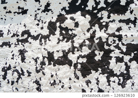 黑色背景上剝落的白色油漆 126923610