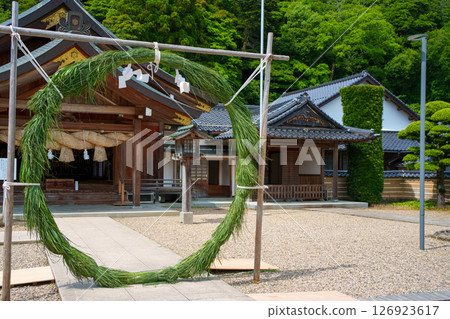 <Shimane Prefecture> Izumo Taisha Shrine: Passing through the straw circle at the Kitajima Kokuzokan Museum <Shimane Prefecture> Izumo Taisha Shrine: Passing through the straw circle at the Kitajima Kokuzokan Museum 126923617