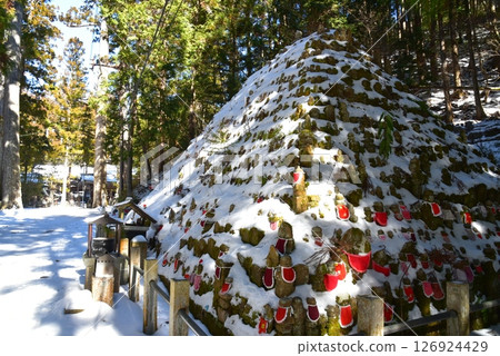 高野山奧之院冬丘 126924429