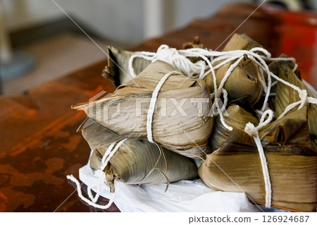 特別照片:木桌上擺放著草尾清新鮮心的書寫本,配上端午節傳統美食。 特別照片:木桌上擺放著草尾清新鮮心的書寫本,配上端午節傳統美食。 126924687